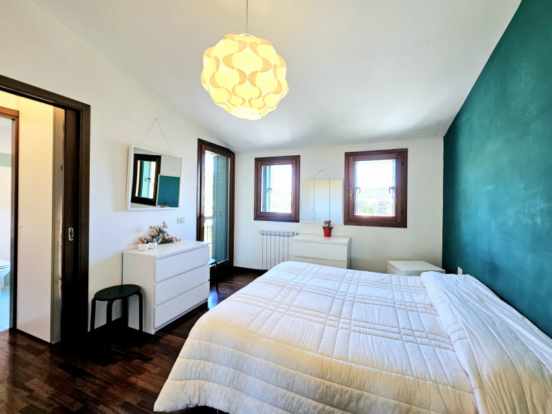 Proponiamo in vendita, un bellissimo e luminoso appartamento al terzo piano, situato in un curato...