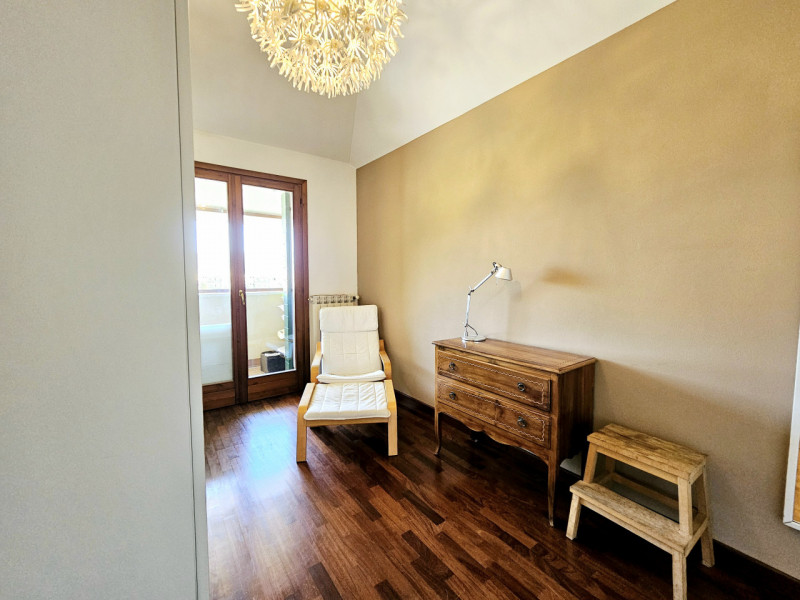 Proponiamo in vendita, un bellissimo e luminoso appartamento al terzo piano, situato in un curato...