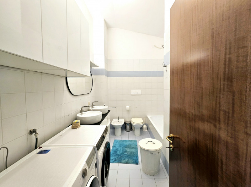 Proponiamo in vendita, un bellissimo e luminoso appartamento al terzo piano, situato in un curato...