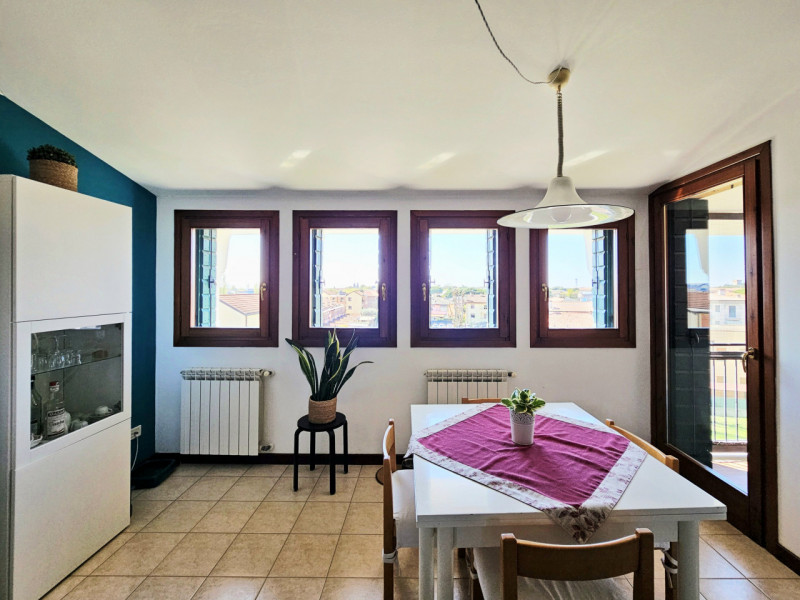 Proponiamo in vendita, un bellissimo e luminoso appartamento al terzo piano, situato in un curato...