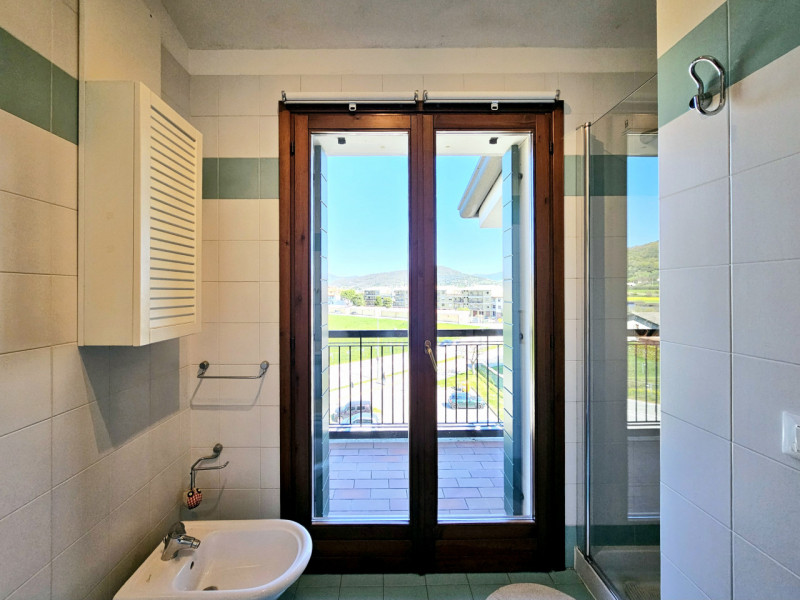 Proponiamo in vendita, un bellissimo e luminoso appartamento al terzo piano, situato in un curato...