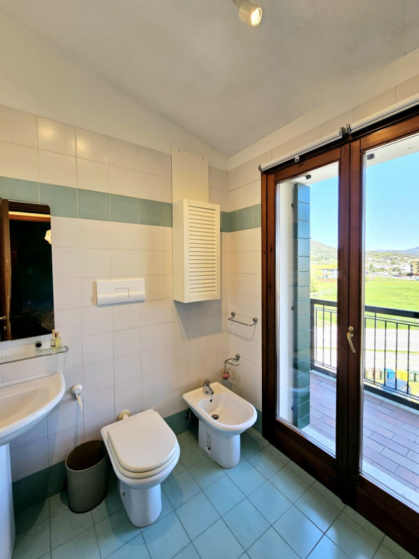 Proponiamo in vendita, un bellissimo e luminoso appartamento al terzo piano, situato in un curato...