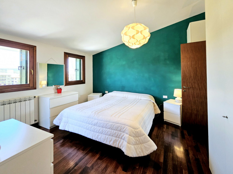 Proponiamo in vendita, un bellissimo e luminoso appartamento al terzo piano, situato in un curato...