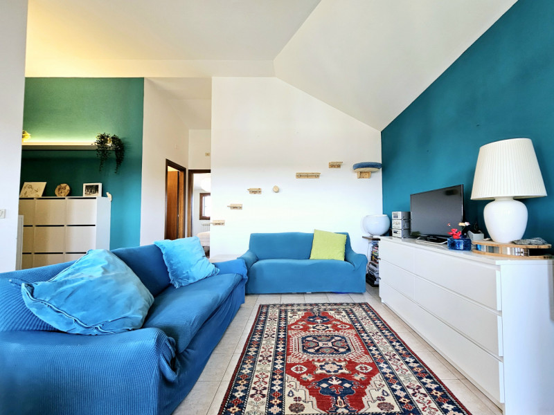 Proponiamo in vendita, un bellissimo e luminoso appartamento al terzo piano, situato in un curato...