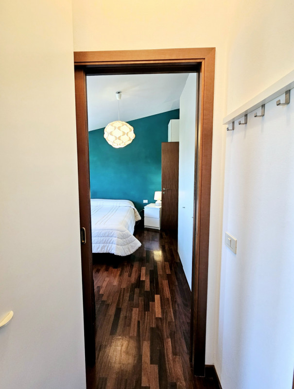 Proponiamo in vendita, un bellissimo e luminoso appartamento al terzo piano, situato in un curato...