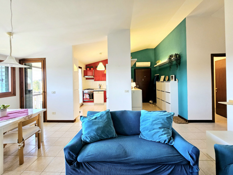 Proponiamo in vendita, un bellissimo e luminoso appartamento al terzo piano, situato in un curato...