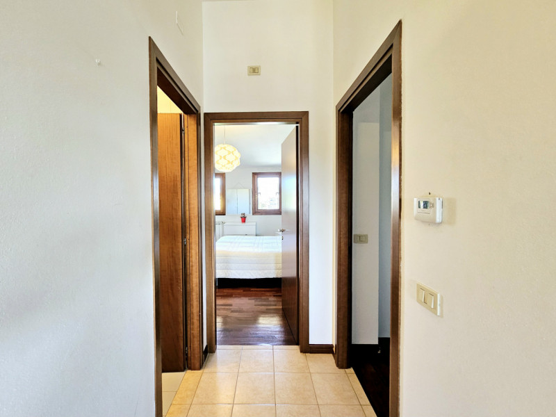 Proponiamo in vendita, un bellissimo e luminoso appartamento al terzo piano, situato in un curato...