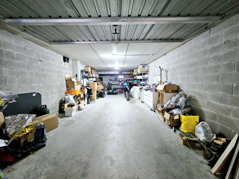 Proponiamo in vendita, un bellissimo e luminoso appartamento al terzo piano, situato in un curato...