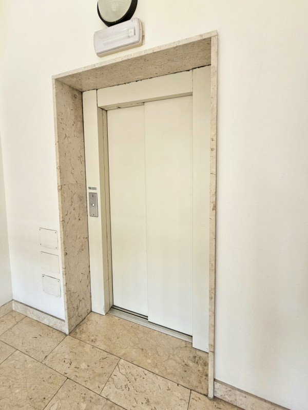 Proponiamo in vendita, un bellissimo e luminoso appartamento al terzo piano, situato in un curato...