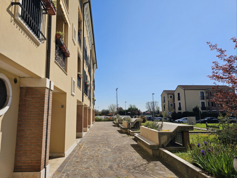 Proponiamo in vendita, un bellissimo e luminoso appartamento al terzo piano, situato in un curato...