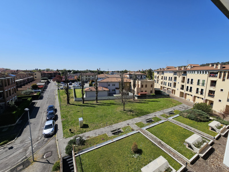 Proponiamo in vendita, un bellissimo e luminoso appartamento al terzo piano, situato in un curato...