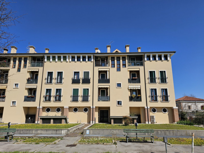 Proponiamo in vendita, un bellissimo e luminoso appartamento al terzo piano, situato in un curato...