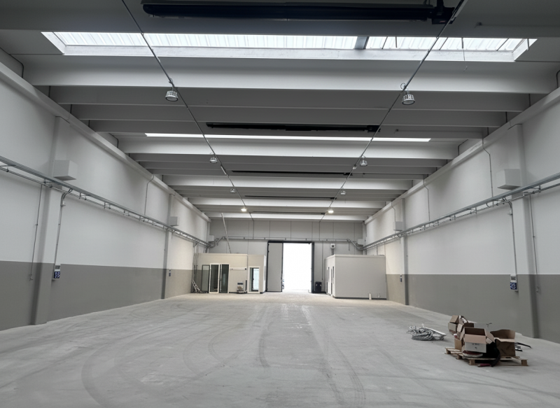 SCHIO - Z.I: CAPANNONE INDUSTRIALE RISTRUTTURATO A NUOVO di circa mq 700 circa H 7,50, con impian...