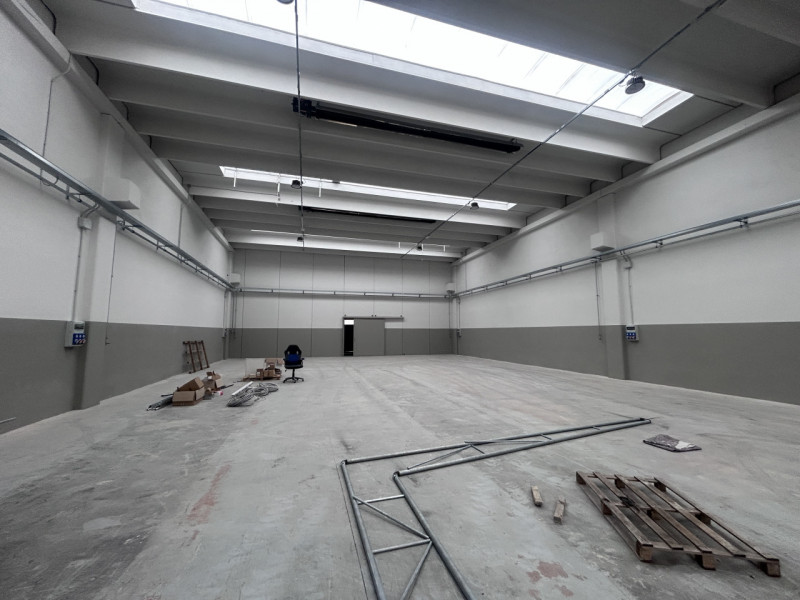 SCHIO - Z.I: CAPANNONE INDUSTRIALE RISTRUTTURATO A NUOVO di circa mq 700 circa H 7,50, con impian...