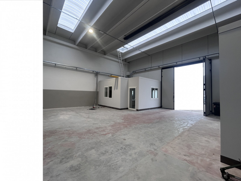 SCHIO - Z.I: CAPANNONE INDUSTRIALE RISTRUTTURATO A NUOVO di circa mq 700 circa H 7,50, con impian...