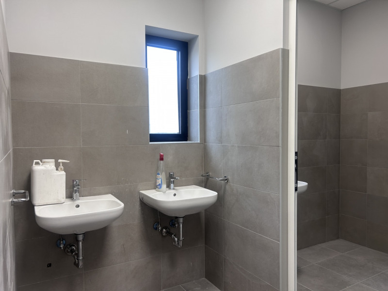 SCHIO - Z.I: CAPANNONE INDUSTRIALE RISTRUTTURATO A NUOVO di circa mq 700 circa H 7,50, con impian...