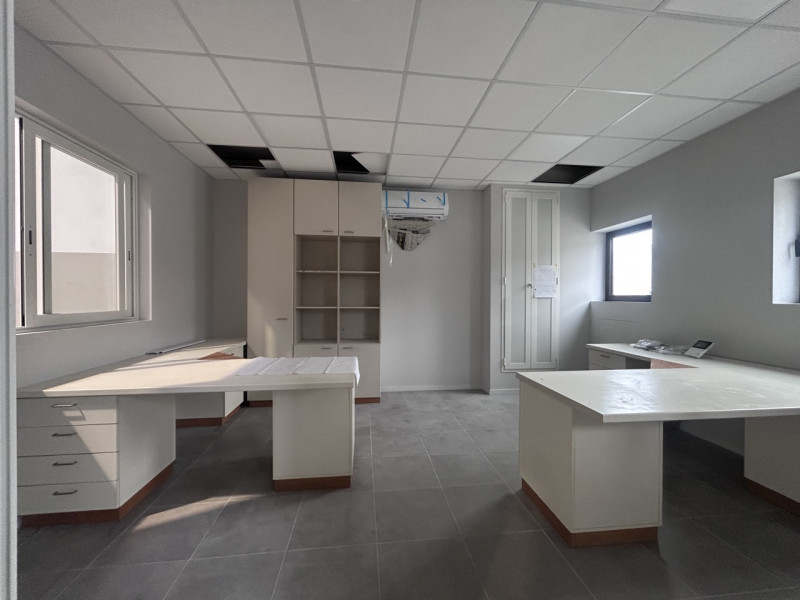 SCHIO - Z.I: CAPANNONE INDUSTRIALE RISTRUTTURATO A NUOVO di circa mq 700 circa H 7,50, con impian...