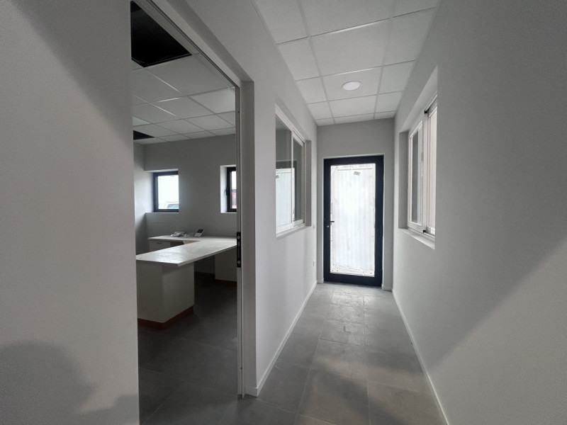 SCHIO - Z.I: CAPANNONE INDUSTRIALE RISTRUTTURATO A NUOVO di circa mq 700 circa H 7,50, con impian...