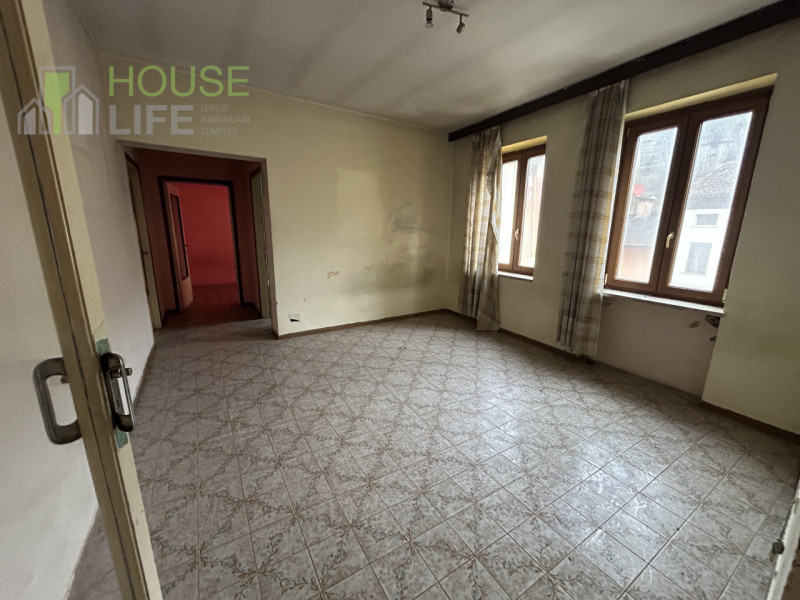 VALLI DEL PASUBIO: in posizione centrale, CASA SINGOLA composta da un tricamere al primo piano, n...