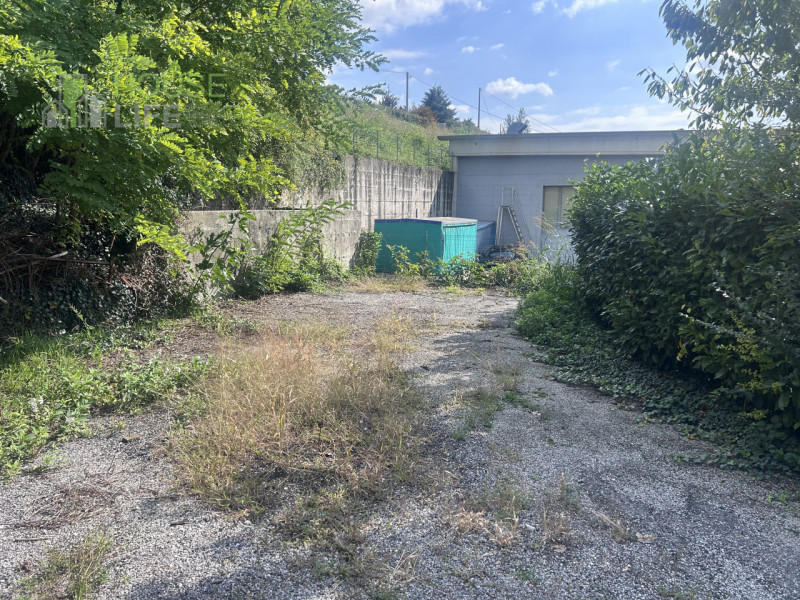 LUGO DI VICENZA: VENDIAMO CAPANNONE ARTIGIANALE / INDUSTRIALE AFFIANCATO da un lato di mq 650 cir...