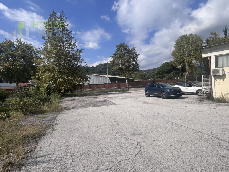 LUGO DI VICENZA: VENDIAMO CAPANNONE ARTIGIANALE / INDUSTRIALE AFFIANCATO da un lato di mq 650 cir...