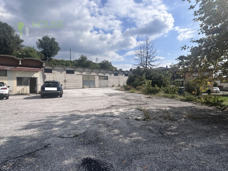 LUGO DI VICENZA: VENDIAMO CAPANNONE ARTIGIANALE / INDUSTRIALE AFFIANCATO da un lato di mq 650 cir...