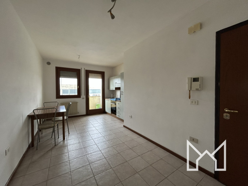 ROSSANO VENETO- In zona residenziale comoda al centro, proponiamo mini appartamento posto al pian...