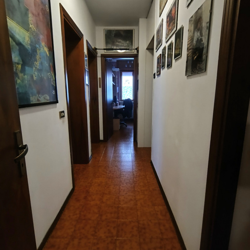 Scopri la tua nuova casa nel cuore di Monteforte d'Alpone! Questo ampio appartamento situato al p...