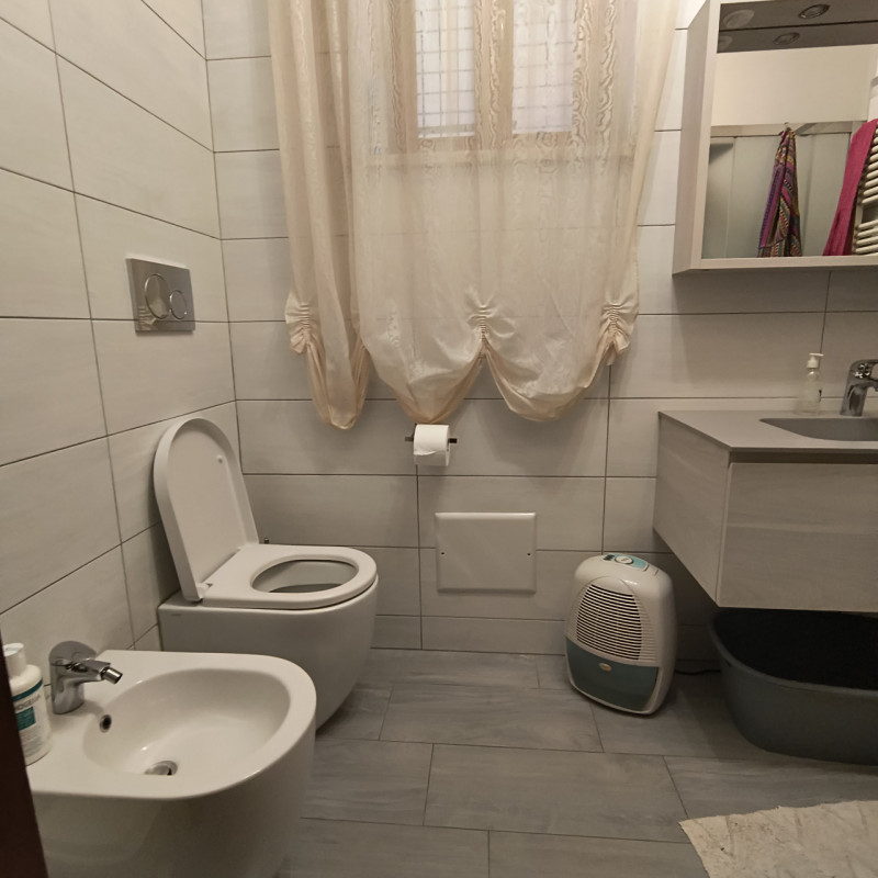 Scopri la tua nuova casa nel cuore di Monteforte d'Alpone! Questo ampio appartamento situato al p...