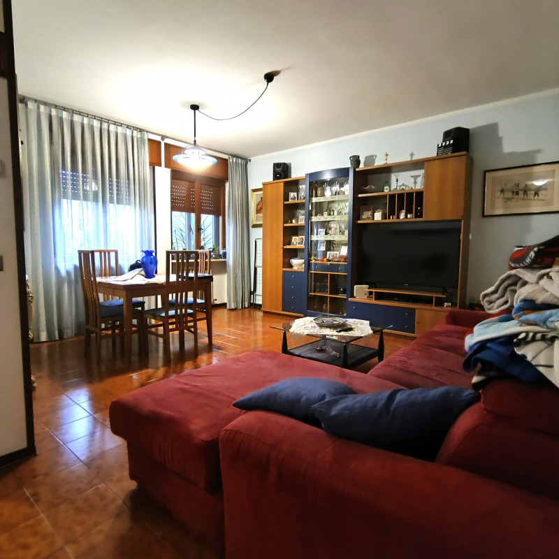 Scopri la tua nuova casa nel cuore di Monteforte d'Alpone! Questo ampio appartamento situato al p...