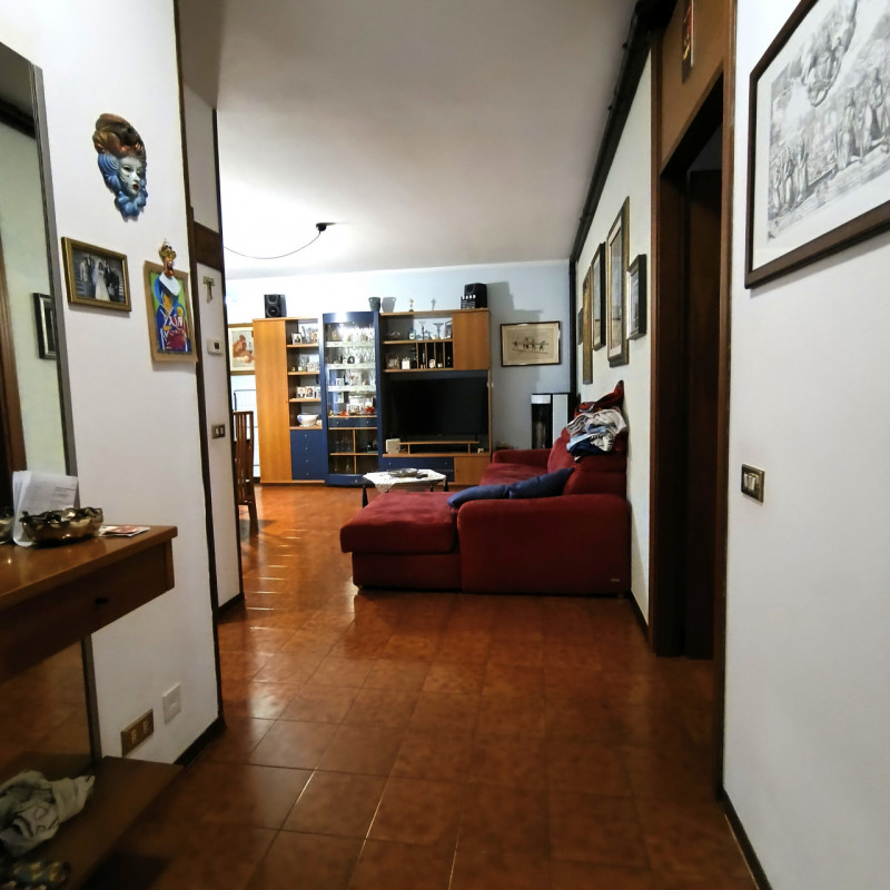 Scopri la tua nuova casa nel cuore di Monteforte d'Alpone! Questo ampio appartamento situato al p...