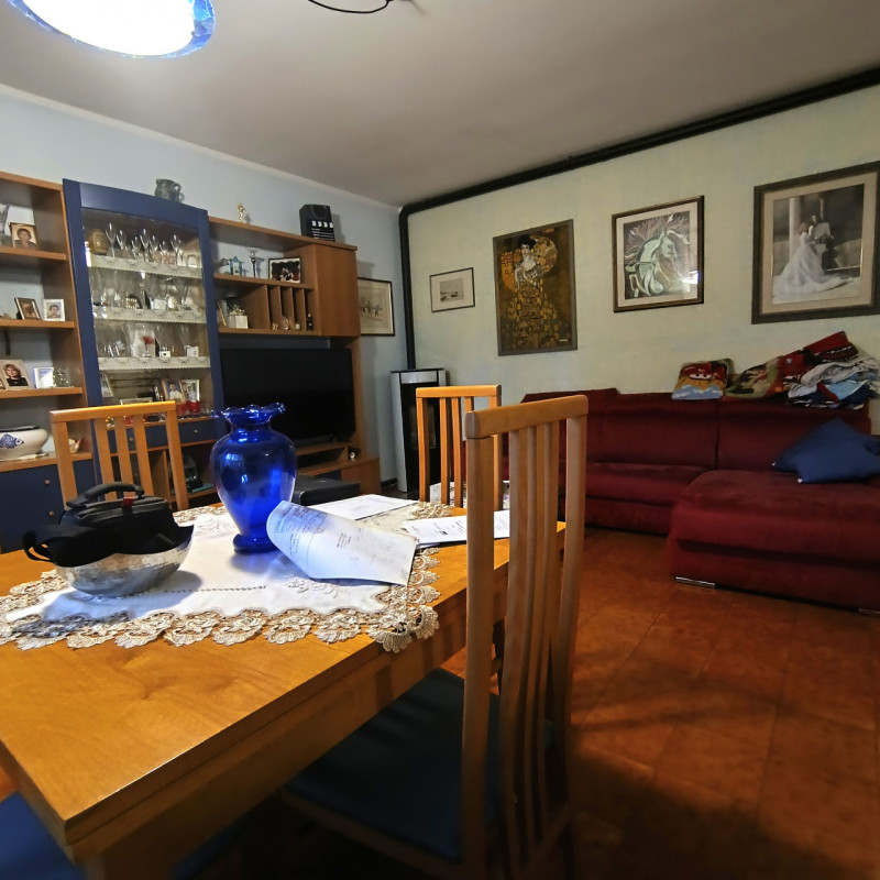 Scopri la tua nuova casa nel cuore di Monteforte d'Alpone! Questo ampio appartamento situato al p...