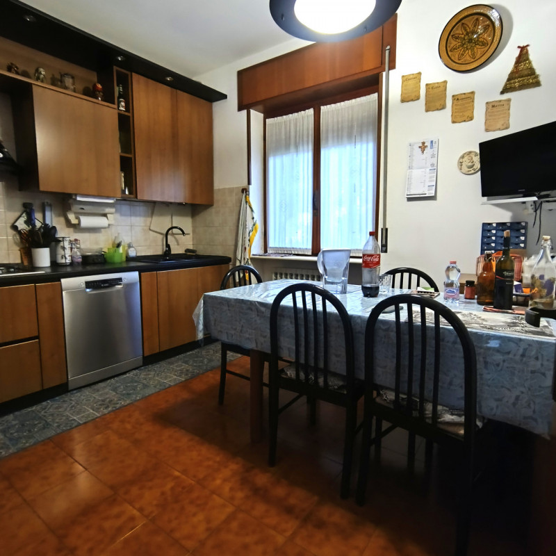 Scopri la tua nuova casa nel cuore di Monteforte d'Alpone! Questo ampio appartamento situato al p...