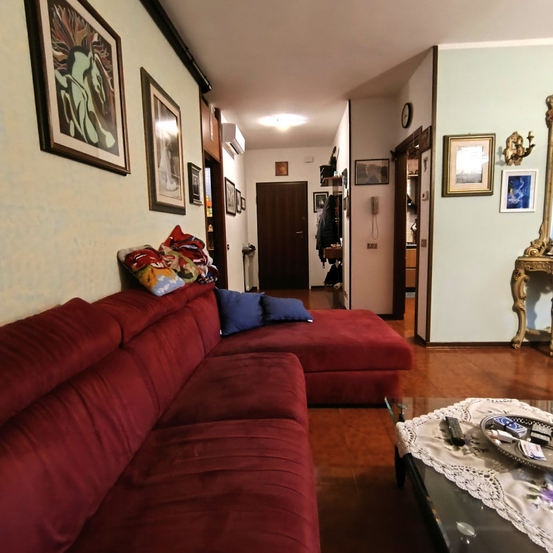 Scopri la tua nuova casa nel cuore di Monteforte d'Alpone! Questo ampio appartamento situato al p...