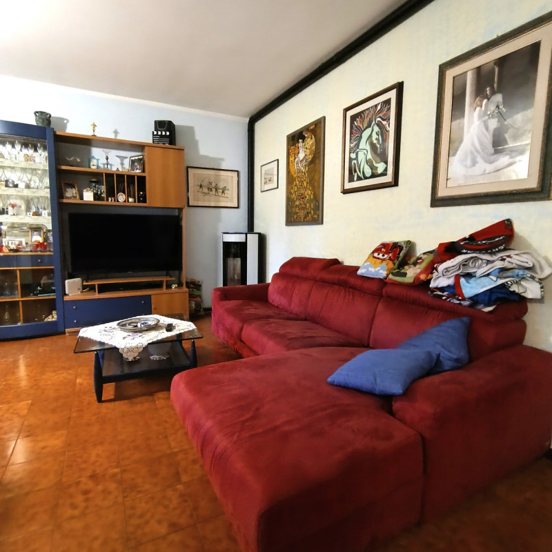 Scopri la tua nuova casa nel cuore di Monteforte d'Alpone! Questo ampio appartamento situato al p...