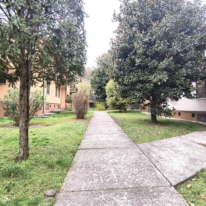 Scopri la tua nuova casa nel cuore di Monteforte d'Alpone! Questo ampio appartamento situato al p...