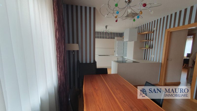 VICENZA - Zona Interna di Corso Padova: raffinato ed elegante appartamento al secondo piano in nu...