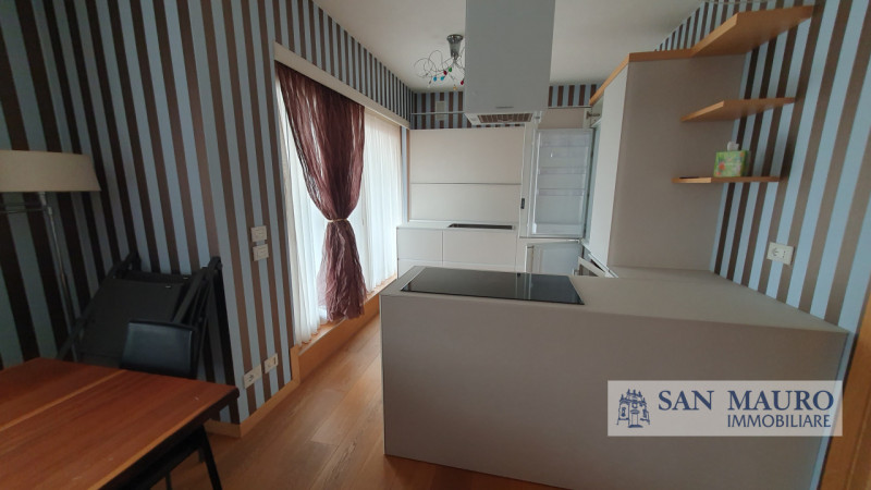 VICENZA - Zona Interna di Corso Padova: raffinato ed elegante appartamento al secondo piano in nu...