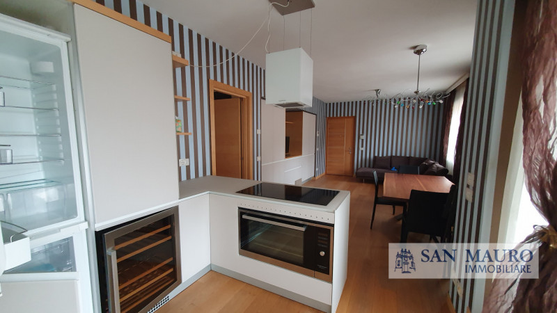 VICENZA - Zona Interna di Corso Padova: raffinato ed elegante appartamento al secondo piano in nu...