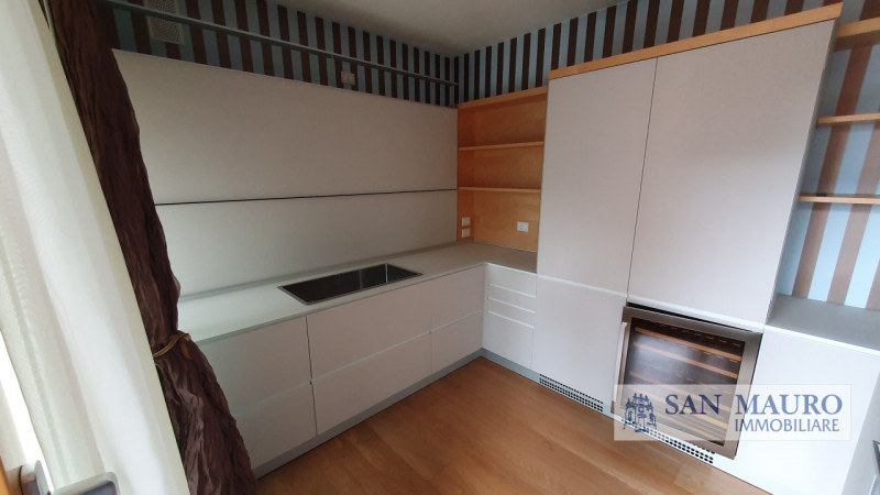 VICENZA - Zona Interna di Corso Padova: raffinato ed elegante appartamento al secondo piano in nu...