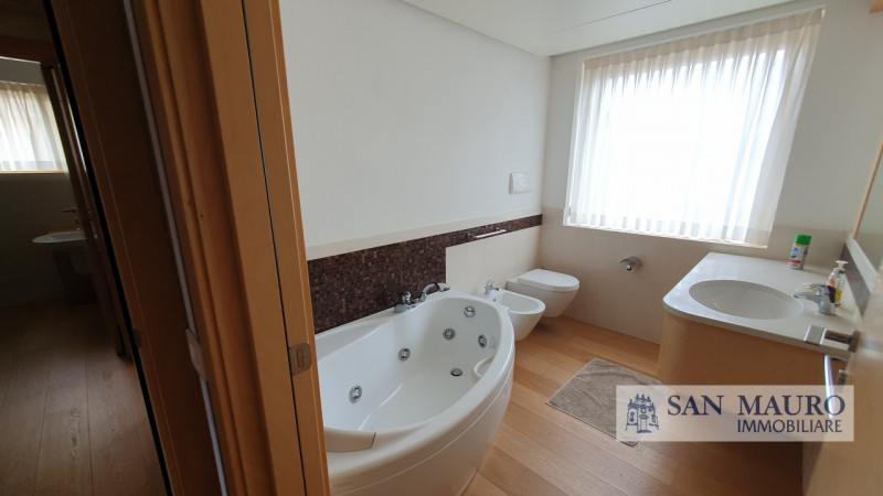 VICENZA - Zona Interna di Corso Padova: raffinato ed elegante appartamento al secondo piano in nu...