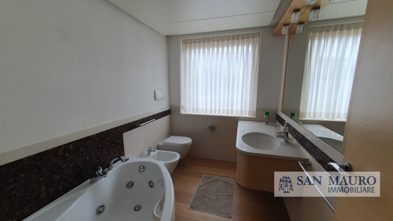 VICENZA - Zona Interna di Corso Padova: raffinato ed elegante appartamento al secondo piano in nu...