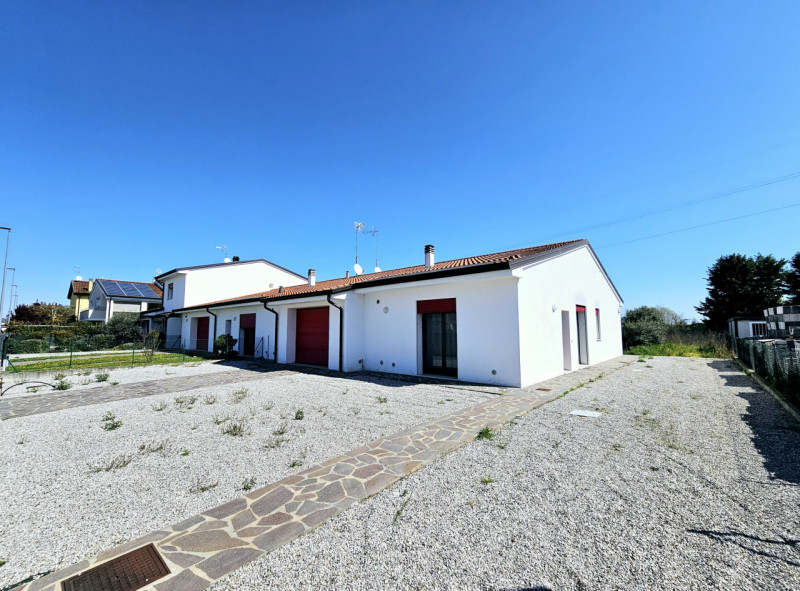 In un bel quartiere residenziale ai Monselice, proponiamo in vendita una splendida casa indipende...