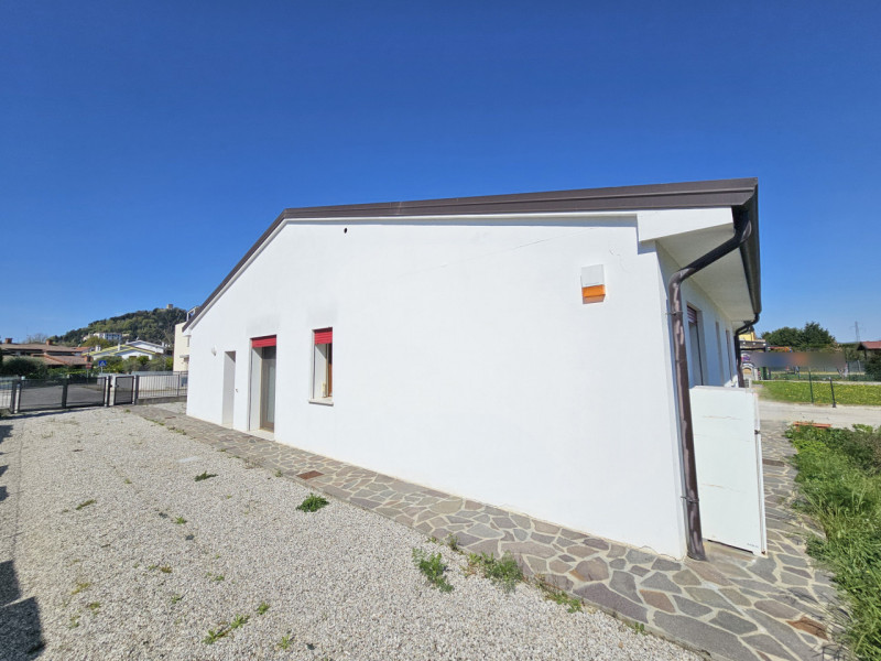 In un bel quartiere residenziale ai Monselice, proponiamo in vendita una splendida casa indipende...