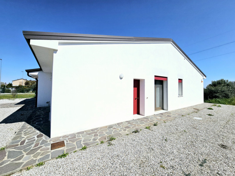 In un bel quartiere residenziale ai Monselice, proponiamo in vendita una splendida casa indipende...