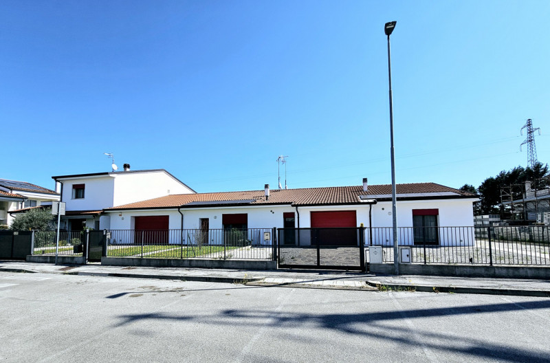 In un bel quartiere residenziale ai Monselice, proponiamo in vendita una splendida casa indipende...