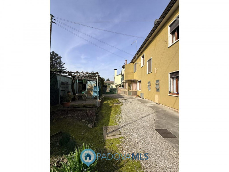 Immobile in esclusiva al Gruppo Padova MLS
Nel cuore del quartiere residenziale di Camin, a pochi...