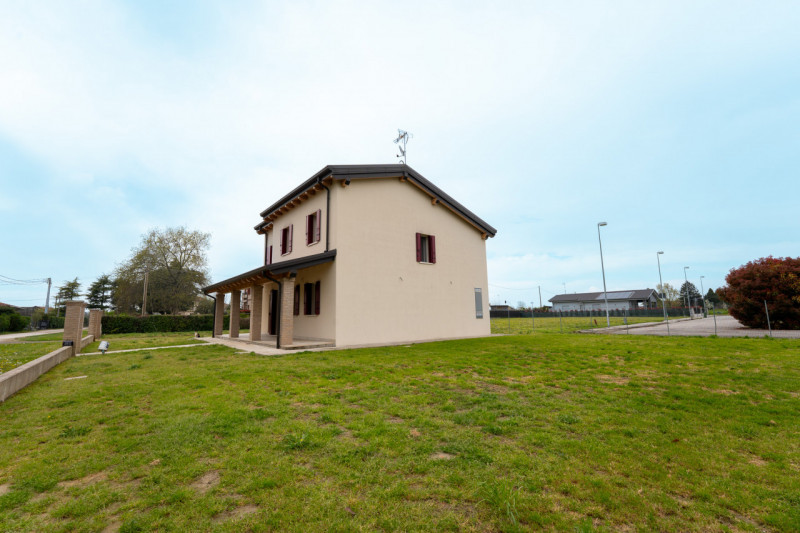 Splendida villa moderna dalle linee contemporanee abbinate al calore dei dettagli tradizionali co...