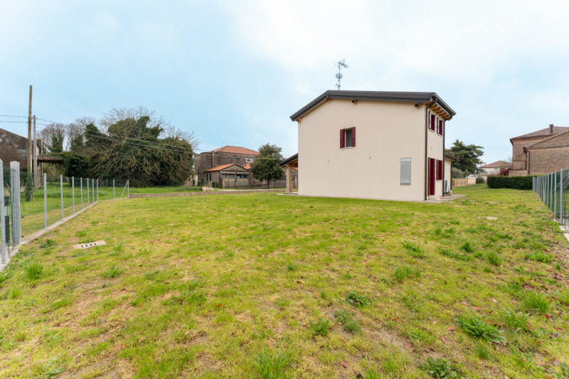 Splendida villa moderna dalle linee contemporanee abbinate al calore dei dettagli tradizionali co...