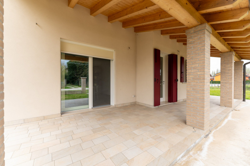 Splendida villa moderna dalle linee contemporanee abbinate al calore dei dettagli tradizionali co...